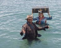 Insel der Abenteuer – Trotz ihrer Neurosen versucht sich Alexandra (Jodie Foster), unterstützt von ihrem fiktiven Romanhelden Alex Rover (Gerard Butler), zu Nim durchzuschlagen.