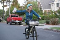 Modern Family – Claire (Julie Bowen) muss Lukes Schülerjob als Zeitungsträger übernehmen.