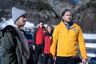 Die Bergretter – Kommissarin Jessika (Maxi Warwel, l.) zweifelt an der Aussage von Philipps Freundin. Auch Markus (Sebastian Ströbel, r.), Katharina (Luise Bähr, 2.v.r.) und Rudi (Michael Pascher, 2.v.l.) ahnen nichts Gutes.