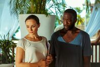 Death in Paradise – Der Geschäftsführerin Dr. Anna Jones (Emma Pierson, l.) und Paul Vincent (Shaun Parkes, r.) verhalten sich merkwürdig während der Ermittlungen. Was haben die beiden zu verbergen?