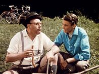 Immer die Radfahrer – Fritz Eilers (Heinz Erhardt, li.) und Sohn Robby (Peter Kraus).