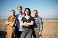 In Wahrheit – Das Team für das Saarland: Kommissarsanwärterin Lisa (Jeanne Goursaud), Kommissar Freddy Breyer (Robin Sondermann), Hauptkommissarin Judith Mohn (Christina Hecke) und der Ex-Ermittler Markus Zerner (Rudolf Kowalski).