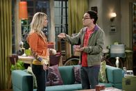The Big Bang Theory – Leonard (Johnny Galecki, r.) und Penny (Kaley Cuoco, l.) geraten in Streit, da Leonard vor seinen Freunden behauptet hat, dass der Sex mit Penny nur ganz nett sei ...