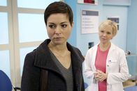 In aller Freundschaft – Anja Frank (Henriette Richter-Röhl, links) ist auf der Suche nach ihrer Mutter, die zu einer Verabredung nicht erschienen ist. In der Sachsenklinik wird sie fündig. Dr. Kathrin Globisch (Andrea Kathrin Loewig) erzählt Anja, dass ihre Mutter Jutta nach einem Fahrradsturz selbst in die Klinik gekommen ist. Anja wird klar, dass ihre Mutter gar nicht auf dem Weg zu ihrer Verabredung war und sie versetzt hat. Sie erzählt Kathrin, dass ihre Mutter, früher das Maß an Disziplin, sich immer mehr verändert.