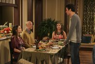 How I Met Your Mother – Wird das bevorstehende Thanksgivings-Fest friedlich enden? Mickey (Chris Elliott, 2.v.l.), Ted (Josh Radnor, r.), Robin (Cobie Smulders, l.) und Lily (Alyson Hannigan, 2.v.r.) ...