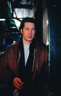 Kommissar Rex – Kommissar Moser (Tobias Moretti) tarnt sich als Hilfsarbeiter und ermittelt undercover auf dem Gemüsemarkt.