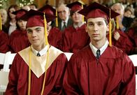 Malcolm mittendrin – Malcolm (Frankie Muniz, l.) fällt es schwer, sich seinen Bruder Reese (Justin Berfield) als Schulhausmeister vorzustellen.