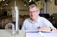 Die Inseln der Queen – Zur ARTE-Sendung Die Inseln der Queen Die Äußeren Hebriden 2011140: Kenny Maclean betreibt eine neue Destillerie auf der Insel Harris. Viele der Whiskeyfässer, die hier noch viele Jahre lagern werden, sind schon heute an die Inselbewohner verkauft – eine Art Crowdfunding.