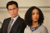 Bones - Die Knochenjägerin – Special Agent James Aubrey (John Boyd) und Booth befragen die Programmiererin Anne Schamberg (Alexandra Metz) zum Mord an dem Computerspiel-Entwickler Hayes.