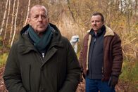 Ein Mädchen wird vermisst – Für Ingo Thiel (Heino Ferch, l.) und Winni (Ronald Kukulies, r.) wird es zur traurigen Gewissheit: die 14-jährige Nele ist einem Verbrechen zum Opfer gefallen.
