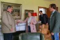 Die Rosenheim-Cops – Frau Bachhuber (Kathi Leitner, 2.v.l.), die Haushälterin des Toten, weist die Kommissare Hofer (Joseph Hannesschläger, l.) und Bach (Patrick Kalupa, r.) darauf hin, dass ein Kerzenständer fehlt. Antiquitätenhändler Raimund Trollinger (Christian Aumer, 2.v.r.) verfolgt das Geschehen.