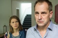 SOKO Stuttgart – Cordula Seiffert (Anna Bullard) spürt, dass ihr Vater Richard (Stephan Schad) ihr etwas verschweigt und hofft auf eine Antwort.
