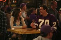 How I Met Your Mother – Da Robin (Cobie Smulders, l.) in diesem Jahr besonders unter Heimweh leidet, nimmt Marshall (Jason Segel, r.) sie mit in eine Bar, die ihn an seine Heimat Minnesota erinnert. Robin fühlt sich sehr wohl, bis es Marshall zu viel wird ...