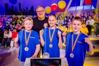 1, 2 oder 3 – Das blaue Rateteam aus Preetz/Deutschland kann nach den spannenden Quizrunden stolz die "1, 2 oder 3"-Teilnahmemedaillen präsentieren.