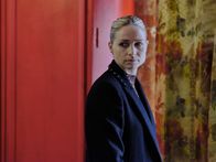 Suspect – Nicola (Niamh Algar) hat sich Zugang zu der versiegelten Wohnung verschafft.