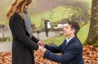 Sturm der Liebe – Robert (Lorenzo Patané, r.) macht Ariane (Viola Wedekind, l.) einen Heiratsantrag. Lia (Deborah Müller, h.) beobachtet die beiden getroffen.