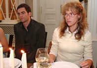 Verliebt in Berlin – Geschockt verfolgt Lisa (Alexandra Neldel, r.) den Verlauf der Familienfeier, die alle versöhnen sollte. Als die betrunkene Sophie auch noch enthüllt, dass Richard der Sohn von Friedrich ist, ist das Chaos perfekt ... (Dieses Foto von Alexandra Neldel darf nur in Zusammenhang mit der Berichterstattung über die Serie "Verliebt in Berlin" veröffentlicht und verbreitet werden.)