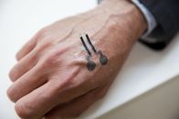 P.M. Wissen – „Tattoo Elektroden“ – sie lassen sich wie Kinder-Abziehbilder auf die Haut kleben, das Papier löst sich in Verbindung mit Wasser auf der Haut auf.