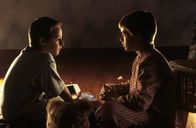 A.I. - Künstliche Intelligenz – Der kränkliche Martin Swinton (Jake Thomas, l.) möchte nicht, dass David (Haley Joel Osment, r.) ein Teil seiner Familie wird. Daher nimmt die Rivalität zwischen den beiden Jungen ungeahnte Ausmaße an.