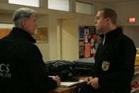 Navy CIS – Der Sohn eines Marines nimmt mit einer selbst gebastelten Bombe ein Gruppe von Schülern der Highschool in Quantico als Geiseln. Gibbs (Mark Harmon, l.), McGee (Sean Murray, r.) und das restliche Team versuchen zu vermitteln ...