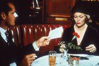 Chinatown – Hat Evelyn Cross Mulwray (Faye Dunaway, r.) etwas mit dem Mord an ihrem Mann zu tun?
