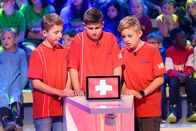 1, 2 oder 3 – Das rote Rateteam aus Schattdorf/Schweiz grübelt über eine schwierige Frage von Elton.