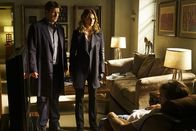 Castle – Eins ist Castle (Nathan Fillion, l.) und Kate (Stana Katic, r.) sofort klar: Der Killer ist ein Profi ...