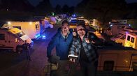 Der Camping-Check – Kameramann Lukas Lowack und Friso Richter (re.)