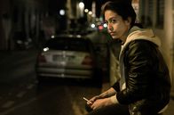 Spurlos in Marseille – Die Taxifahrerin Aliya (Sabrina Amali) hat Mut.
