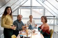 Der doppelte Alfred – v.l.) müssen sich der Kein-Kind-Politik unterordnen, was jedoch nicht jeder einhält.