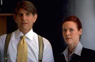 Erin Brockovich – Werden Kurt Potter (Peter Coyote, l.) und Theresa Dallavale (Veanne Cox, r.) Erin Brockovich und Ed Masry wirklich helfen können?