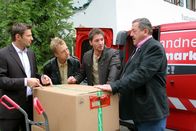 Die Rosenheim-Cops – Die Rosenheimer Ermittler (Igor Jeftic, l.; Max Müller, 2.v.l.; Joseph Hannesschläger, r.) finden heraus, dass Heigl (Dirk Moritz, 2.v.r.) Anabolika geschmuggelt hat. Hat er auch seinen Chef ermordet?