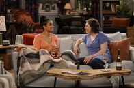 Call Me Kat – Randi (Kyla Pratt, l.); Kat (Mayim Bialik, r.)