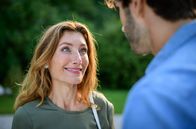 Sturm der Liebe – Alexandra (Daniela Kiefer l.) und Noah (Christopher Jan Busse r.) erfahren zutiefst erleichtert, dass es Eleni wieder besser geht. ARD/Christof Arnold