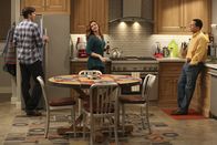 Two and a Half Men – Während Walden (Ashton Kutcher, l.) nach wie vor um die Aufmerksamkeit seiner ehemaligen Chefin kämpft und Alan (Jon Cryer, r.) ein Blinddate riskiert, hat Jenny (Amber Tamblyn, M.) ganz andere Pläne ...