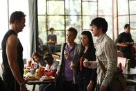 Community – Britta und Jeff (Joel McHale, l.) müssen sich mit Kelly (Jillian Rose Reed, 2.v.r.), Scott (Dean Collins, 2.v.l.) und Mark (Jared Kusnitz, r.), drei vorlauten Highschool-Schülern herumschlagen, deren kindisches Verhalten sie auf die Palme bringt ...