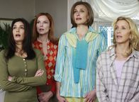Desperate Housewives – Rückblick in vergangene Zeiten: Susan (Teri Hatcher, l.), Bree (Marcia Cross, 2.v.l.), Mary Alice (Brenda Strong, 2.v.r.) und Lynette (Felicity Huffman, r.) ...