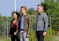 MacGyver – Wer ist der "Geist"? Riley (Tristin Mays, l.), Jack Dalton (Goerge Eads, r.) und MacGyver (Lucas Till, M.) jagen seinen alten Gegenspieler "The Gost", der vor fünf Jahren Mac's Freund und Vorgesetzten getötet hat. Können sie ihn finden?