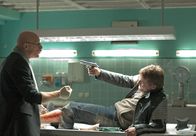 Tatort – Heiner Wolf (Peter Moltzen) ist bei seinem Überfall auf einen Diamantenhändler selber angeschossen worden. Die Wunde soll von Dr. Roth (Jo Bausch) verarztet werden. Das gelingt nur mit angedrohter Waffengewalt.