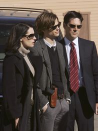 Criminal Minds – In Golconda, Nevada, werden Leichenteile gefunden. Emily Prentiss (Paget Brewster, l.), Reid (Matthew Gray Gubler, M.) und Hotch (Thomas Gibson, r.) stellten einen Zusammenhang zu anderen gleichartigen Fällen her, da in jedem gefundenen Torso ein Rippenknochen fehlt ...