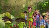 Peter Pan - Neue Abenteuer – Peter Pan und die verlorenen Kinder von Nimmerland suchen im Geheimen Garten nach Wendy.