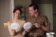 Pan Am – Die Vorbereitungen für die Eheschließung von Ted (Michael Mosley, r.) und Amanda (Ashley Greene, l.) sind im vollen Gange, als Maggie Ted ihre Bedenken mitteilt ...
