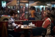 Der gleiche Himmel – Sabine Cutter (Friederike Becht, l.) und Lauren Faber (Sofia Helin, r.).