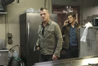 MacGyver – Während MacGyver (Lucas Till, r.) und Jack (George Eads, l.) einen gefährlichen Flüchtigen verfolgen, müssen sie sich mit der berüchtigten Kopfgeldjäger-Familie Colton auseinandersetzen, die ihre Zielperson bereits entführt hat.