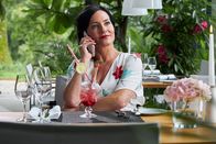 Die Rosenheim-Cops – Frau Stockl (Marisa Burger) versucht, ihren wohlverdienten Urlaub in Südfrankreich zu genießen, auch wenn ihre Vertretung sie wegen der ein oder anderen Frage anruft.