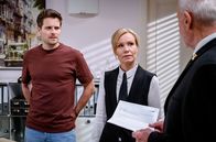 Sturm der Liebe – Massimo (Philip Birnstiel, l.) und Katja (Isabell Stern, Mitte) reagieren alarmiert auf die Nachrichten von Alfons (Sepp Schauer, r.).