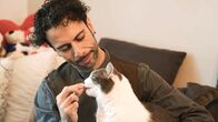 Tierische Augenblicke – Moderatorin. Gemeinsam sind stolze Eltern von drei Europäisch Kurzhaar Katzen.