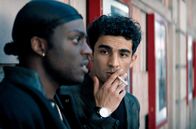 Informant - Angst über der Stadt – Dadir (Benny O. Arthur, li.) muss die Nachfolge seines getöteten Bruders antreten. Raza (Ivar Wafaei, re.) bietet seine Dienste an.