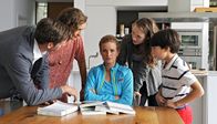 Mutter auf Streife – Florian (Max von Thun, li.), seine Mutter Helga (Eleonore Weisgerber, 2. v. li.), und seine beiden Kinder Sarah (Alexandra von Giese, li.) und Leon (Yanis Scheurer, re.) sind nicht begeistert über Mias (Mira Bartuschek) Idee, Polizistin zu werden. Wer schmeißt dann den Haushalt?