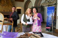 Die Rosenheim-Cops – Marie (Karin Thaler, m.), Stockl (Marisa Burger, r.) und Jo (Christian K. Schaeffer, l.) organisieren in der Rosenheimer Musikakademie eine Soiree.